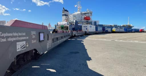 Vagones de CargoBeamer siendo cargados en el puerto de Marsella Fos antes de salir hacia Calais. © CARGOBEAMER.