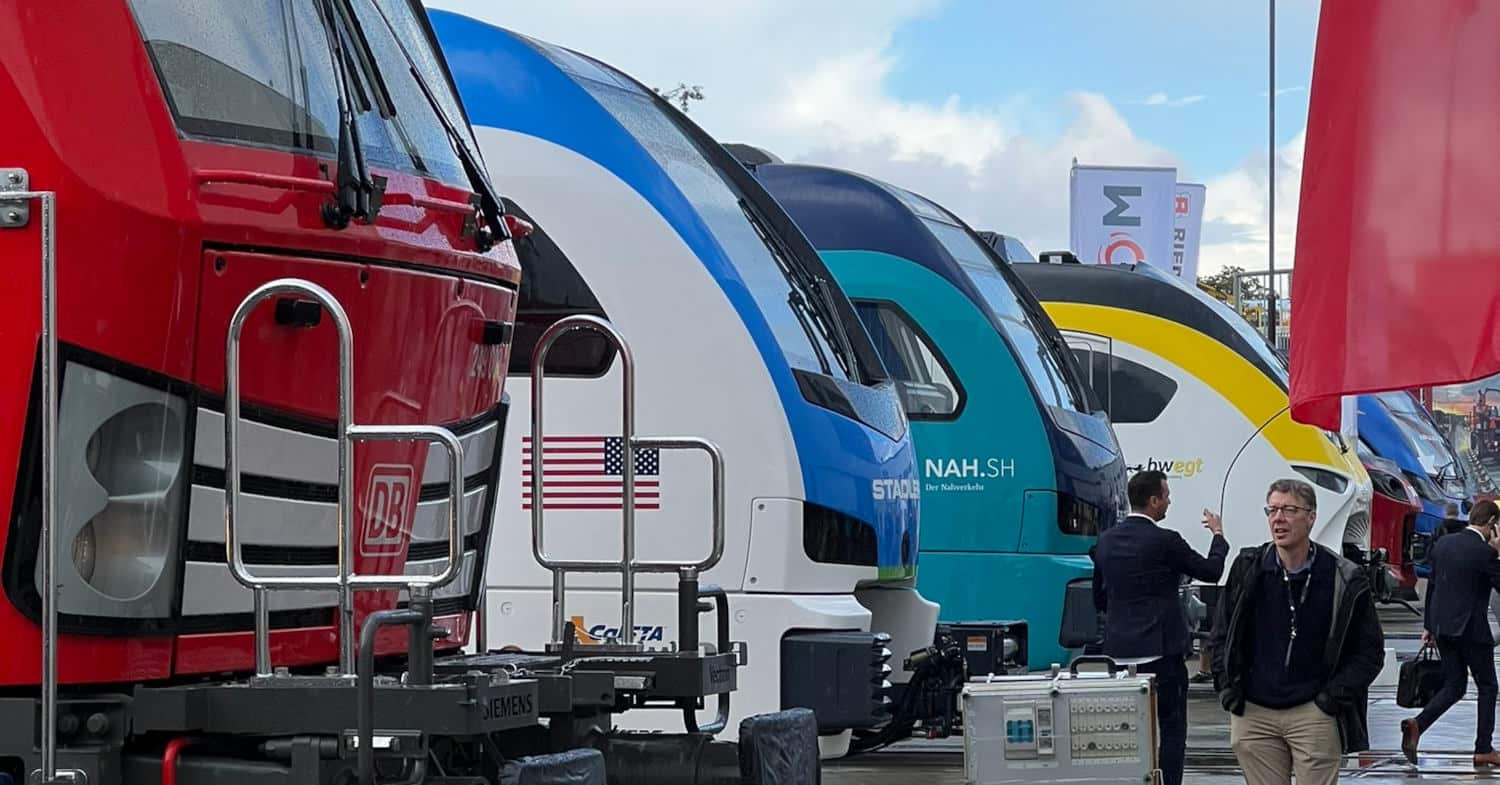 Varias locomotoras y automotores compartiendo escenario en InnoTrans 2022- Simply Railway