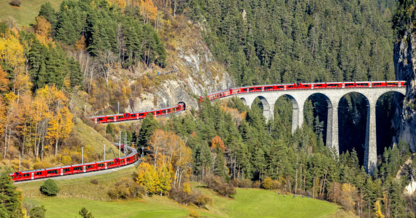 El tren de viajeros más largo del mundo circulando por el Ferrocarril Rético. © PHILIPP SCHMIDLI.