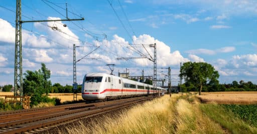 ICE 1 recorriendo la línea Frankfurt-Mannheim desino Frankfurt del Meno, pasando por Biebesheim. TRAINPHOTOGRAPHYDE.