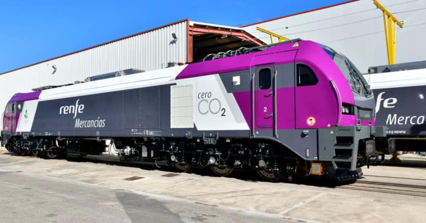 Locomotora de la serie 256 de Renfe Mercancías en la factoría de Stadler Valencia en Albuixech. © RENFE.