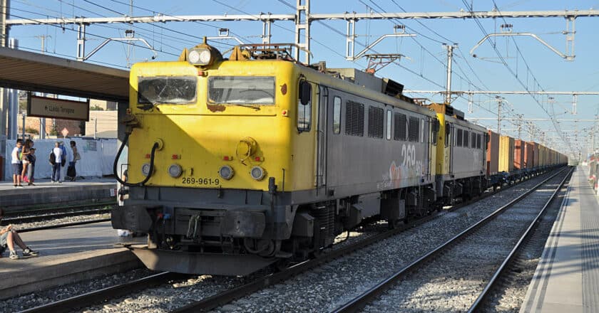 Tren de Renfe Mercancías en la estación de Sant Vicenc de Calders. JT CURSES 2012.