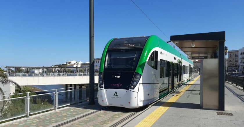 Tren-tranvía del Trambahía de Cádiz en una de las estaciones de la zona tranviaria. © AOP Andalucía.