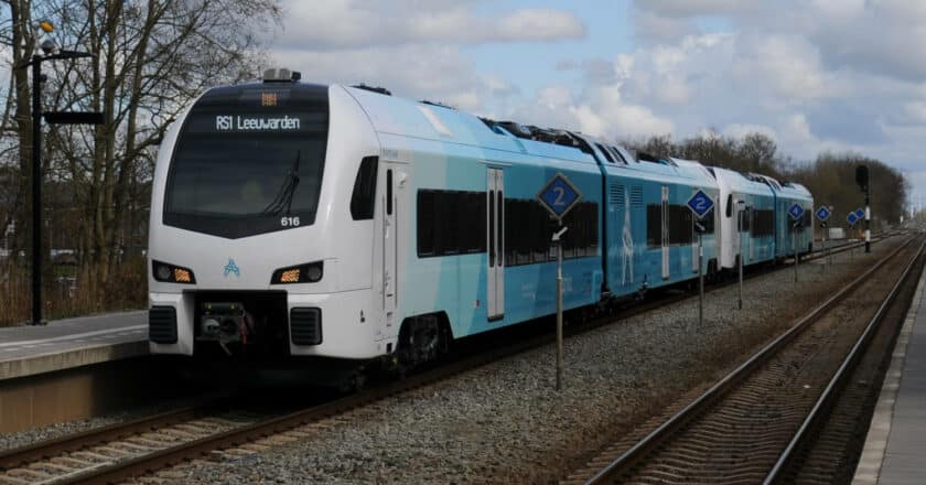 Doble composición de Stadler WINK diésel de Arriva NL en la estación de Zuidhorn, como la que podría hacer el tren nocturno Maastritch-Schipol. SPOORJAN.