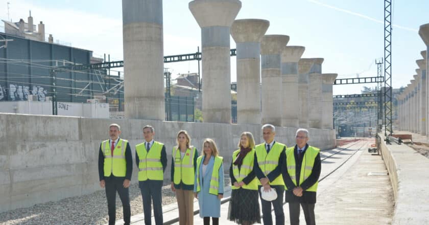 La ministra de Transportes, Raquel Sánchez, junto al resto de autoridades y personalidades relacionadas con Madrid Nuevo Norte. MIGUEL BUSTOS