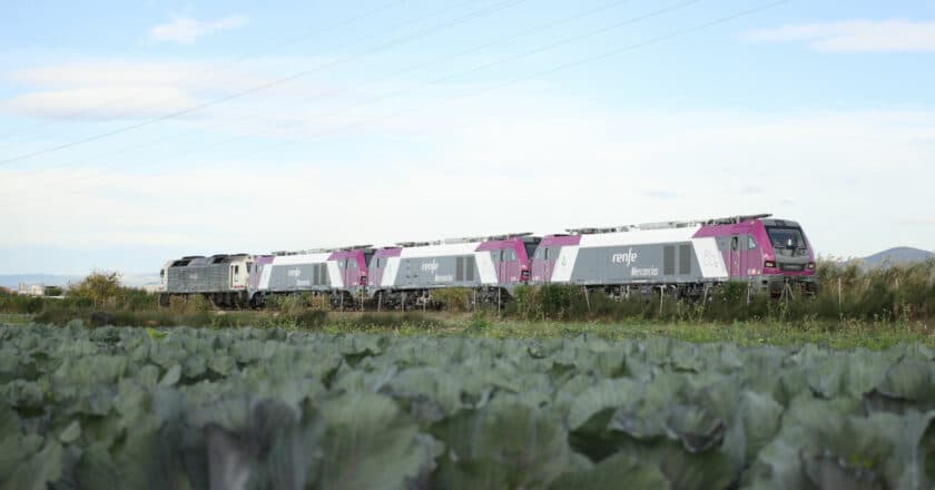 Locomotoras de la serie 256 de Renfe siendo remolcadas por una 333-3. JORGE HERRERO GIMENO.