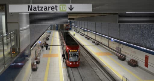 Tranvía de la línea 10 de Metrovalencia en Alacant antes de salir hacia la Ciudad de las Artes y las Ciencias. MARCOS ROMERO.