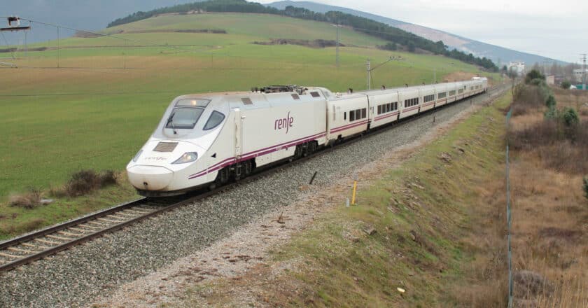 Los trenes Alvia son uno de los principales servicios comerciales de Renfe y sustento de la campaña Nadie te da más. MIGUEL GALÁN.