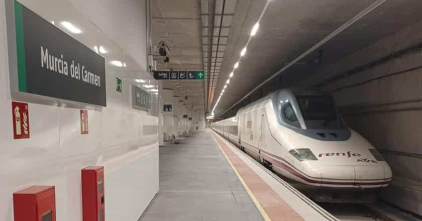 Tren de la serie 102 de Renfe en la estación Murcia del Carmen tras el inicio de las pruebas de fiabilidad. © ADIF.