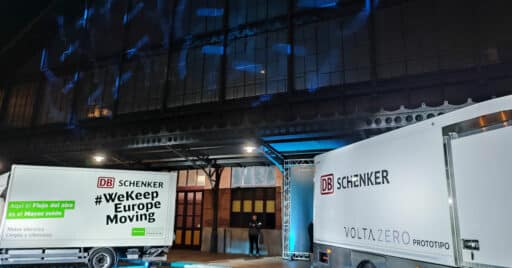 Camiones eléctricos de DB Schenker durante un evento de la empresa en el Museo del Ferrocarril de Madrid. MIGUEL BUSTOS.