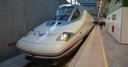 El 102-002 en la estación de Murcia del Carmen haciendo el tren inaugural del AVE Madrid-Murcia. MARCOS ROMERO.