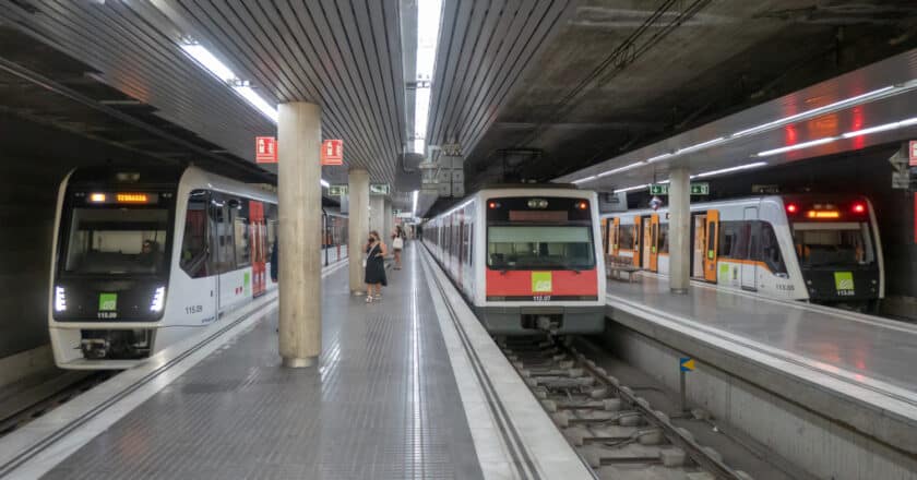 Estación de Rubí Centre con la vía central ocupada por un tren de la serie 112 de FGC. © BERNAT BORRÀS - TRENSCAT.