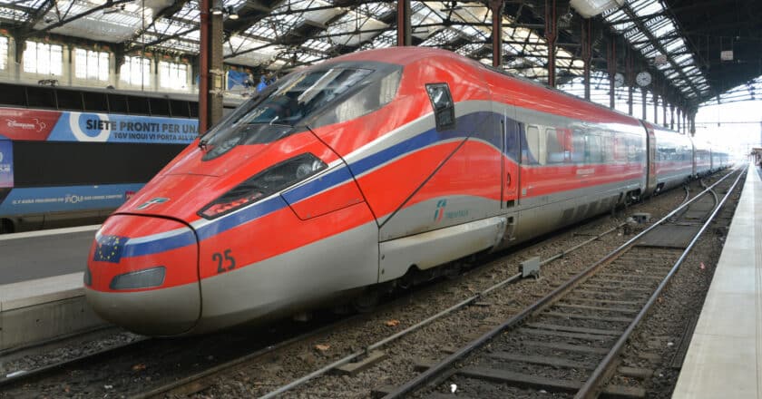 Frecciarossa 1000, como el que hará el servicio Madrid-París de Trenitalia, en la estación Gare de Lyon de París. MARCOS ROMERO.