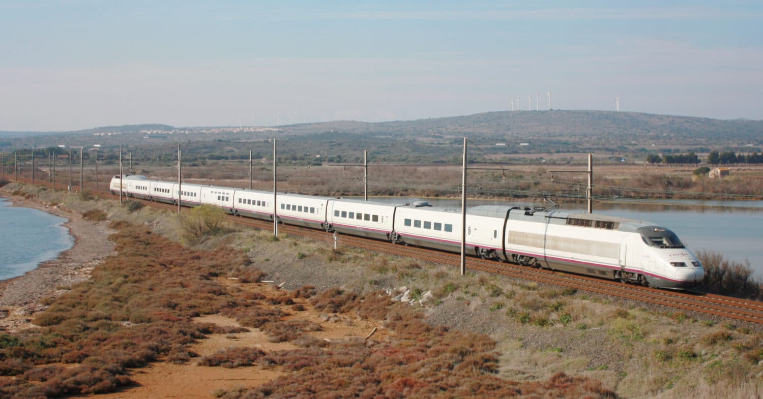 Serie 100-023 de Renfe haciendo un servicio internacional entre Barcelona y Lyon, circulando por el sur de Francia. © KEVIN TABOADA