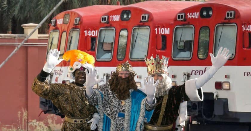 Sus Majestades los Reyes Magos junto a los Camellos de ancho variable en los que van a viajar a España.