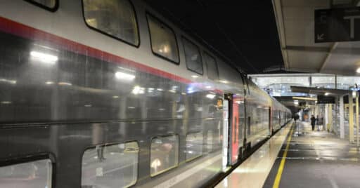 TGV inOui Barcelona-París detenido en la estación de Montpellier-Sud de France. MARCOS ROMERO.