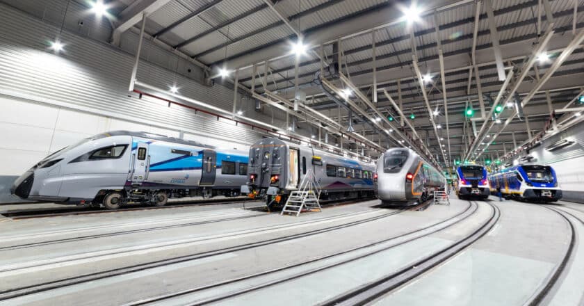 Trenes fabricados para distintos países del mundo, en las instalaciones de CAF. © CLUB DE EXPORTADORES E INVERSORES ESPAÑOLES.