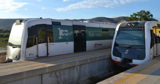 Dos trenes de la serie 2500 en la estación de Teulada, donde se hará el transbordo a los trenes-tram que cubrirán el tramo Teulada-Denia. JOANBANJO.