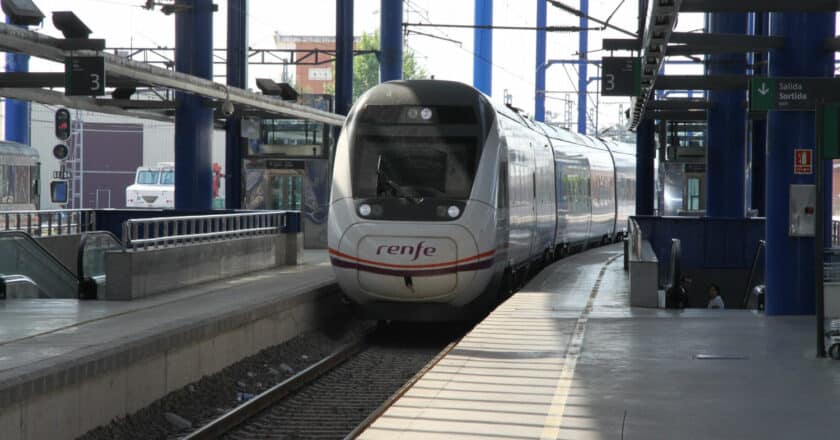 Tren de la serie 121 en la estación Lleida-Pirineus, donde comienza el ámbito del contrato adjudicado a Thales España. CC BY NC SA TURISMOYTREN.COM.