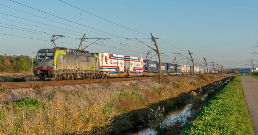 Tren de semirremolques de camiones de BLS Cargo circulando por el Betuweroute, línea en la que OTIV va a probar su nueva tecnología de conducción autónoma. ROB DAMMERS.
