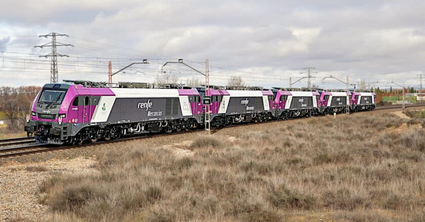 Un tren compuesto por cinco locomotoras de la serie 256 de Renfe durante sus primeros días de pruebas. LUCAS LAHUERTA.