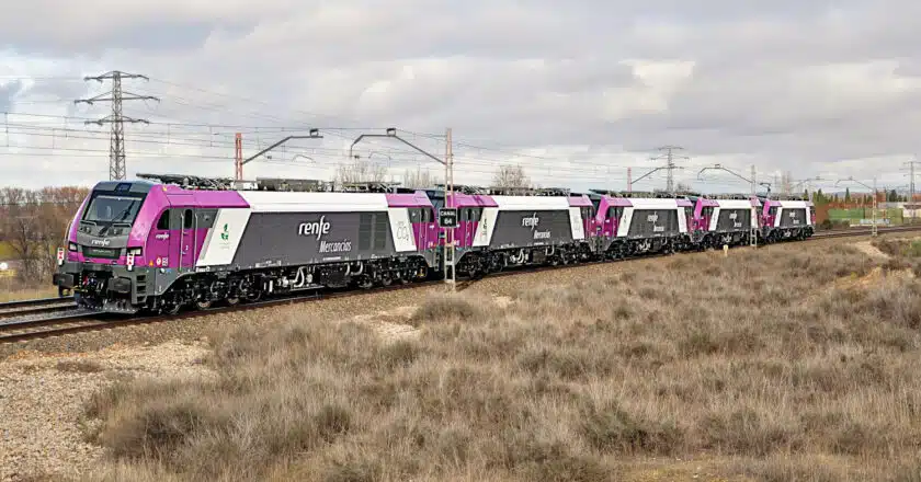 Un tren compuesto por cinco locomotoras de la serie 256 de Renfe durante sus primeros días de pruebas. LUCAS LAHUERTA.