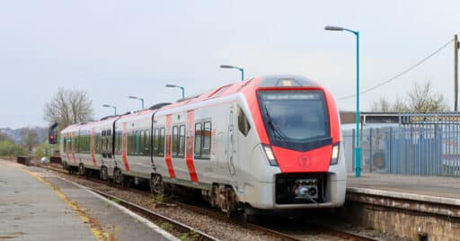 Un tren de la serie 231 de Transport for Wales haciendo pruebas en abril de 2022 pasando por la estación de Ninian Park. JEREMY SEGROTT.