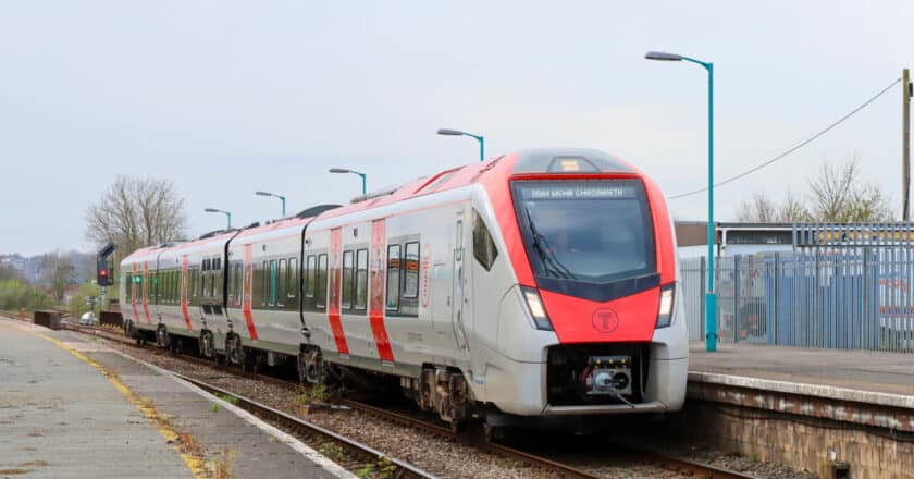 Un tren de la serie 231 de Transport for Wales haciendo pruebas en abril de 2022 pasando por la estación de Ninian Park. JEREMY SEGROTT.