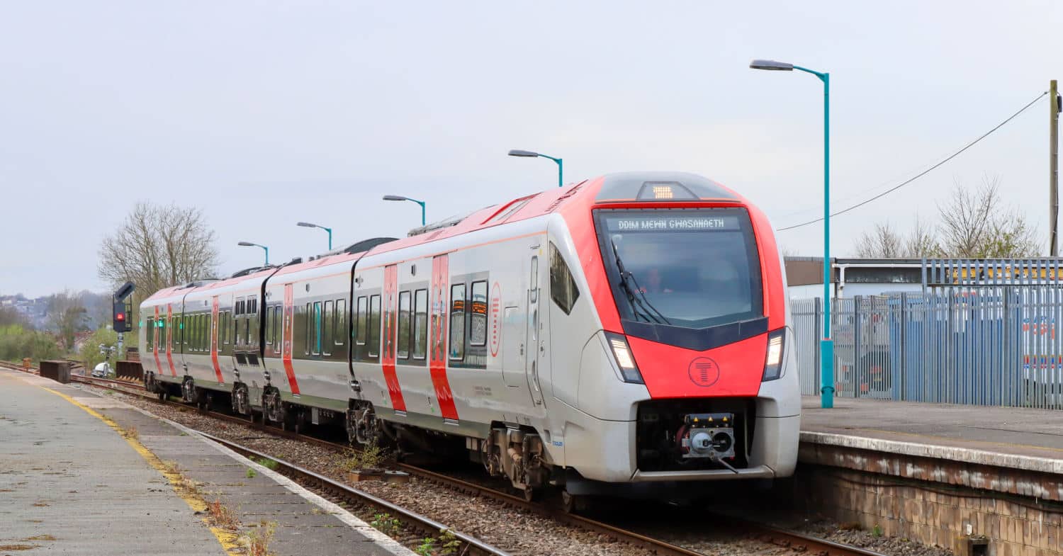 Un tren de la serie 231 de Transport for Wales haciendo pruebas en abril de 2022 pasando por la estación de Ninian Park. JEREMY SEGROTT.