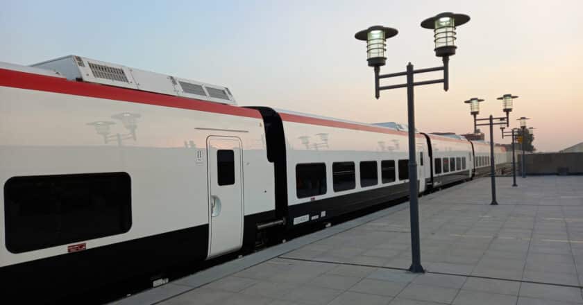 Una composición diurna de Talgo de ENR haciendo pruebas en Egipto el pasado mes de julio. © TALGO.