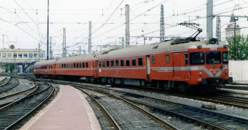 Unidad 432 con su estética original, similar a la que tendrá la usada para los trenes turísticos de León, saliendo de Barcelona-Término. © ARCHIVO HISTÓRICO FERROVIARIO.