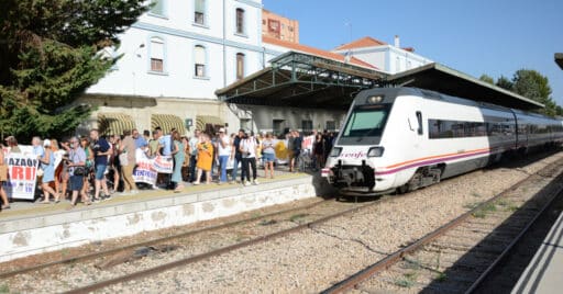 Manifestantes contra el cierre de la línea junto al último tren Cuenca-Madrid el pasado 19 de julio. MIGUEL BUSTOS