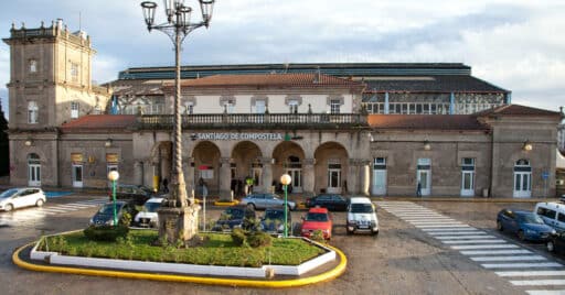 Santiago de Compostela será una de las 80 estaciones en las que se van a instalar los 1.000 puntos de carga. © ADIF.