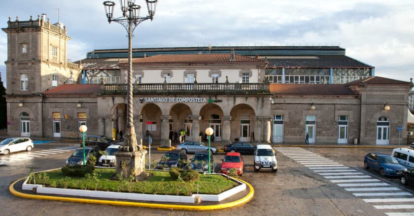 Santiago de Compostela será una de las 80 estaciones en las que se van a instalar los 1.000 puntos de carga. © ADIF.