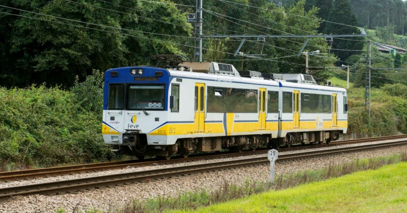 Los nuevos trenes de ancho métrico de Renfe van a sustituir a las unidades más antiguas. NELSO SILVA.