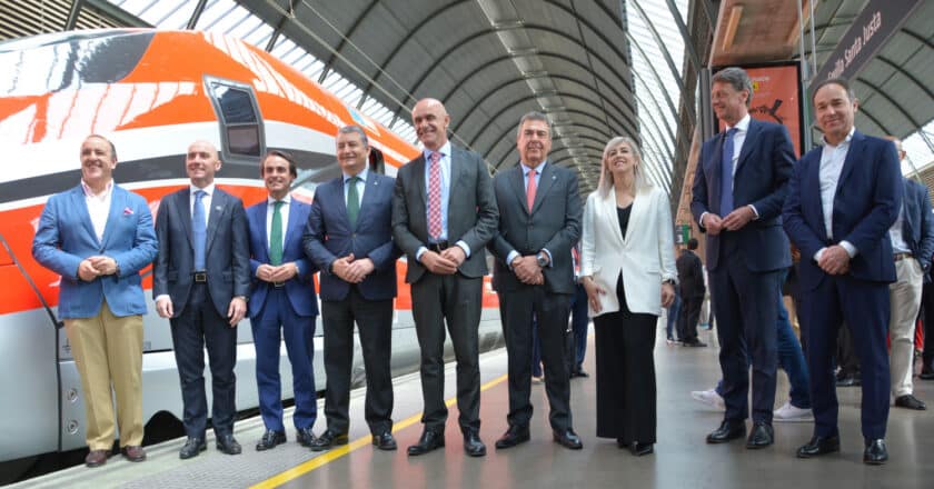 La comitiva inaugural junto al 109-009 a su llegada a la estación de Sevilla-Santa Justa. CRISTINA TOLOSA