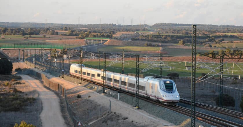 Tren de la serie 112 de Renfe circulando por la LAV Madrid-Levante. MIGUEL BUSTOS.