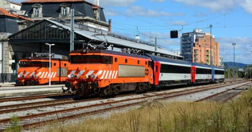 Dos locomotoras de la serie 2600, fabricadas por Alstom, en la estación de Valença do Minho. NELSO SILVA.