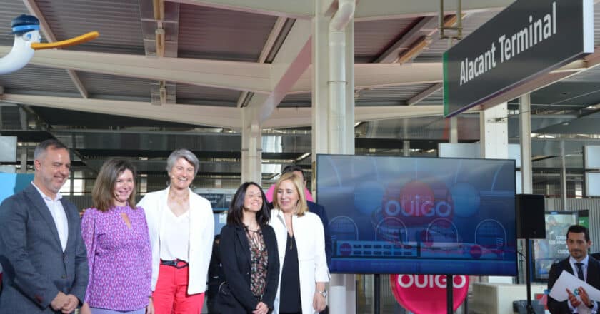 Foto de familia en Alicante durante la inauguración del Ouigo Madrid-Alicante. MIGUEL BUSTOS