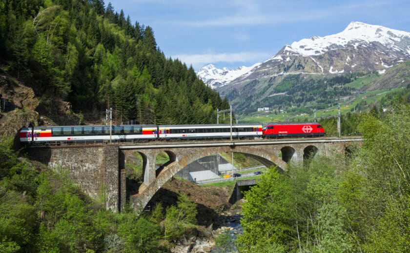 Tren panorámico en la línea del Gotthard Panorama Express. KABELLEGER / DAVID GUBLER.