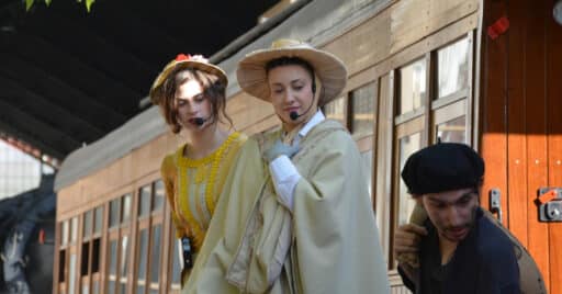 Tres miembros del grupo responsable de la teatralización a bordo del tren en la estación de Delicias. MIGUEL BUSTOS.