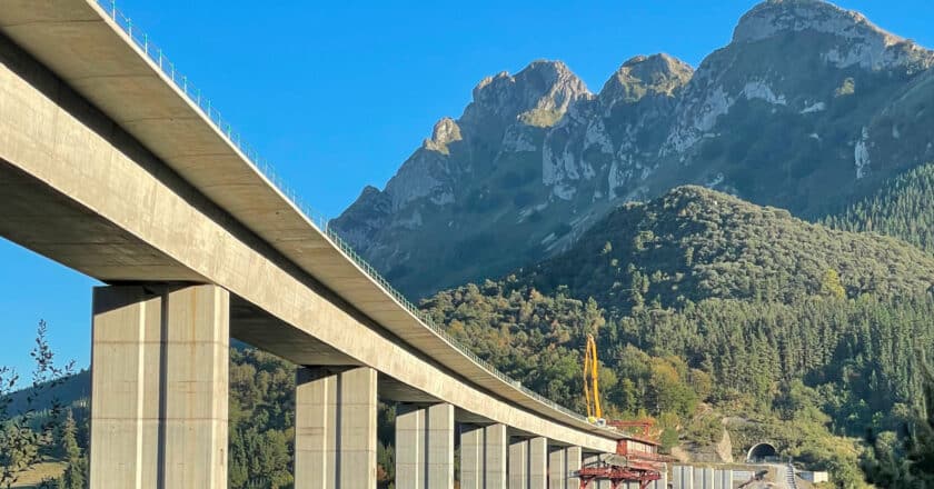 Viaducto Kinatoi (Elorrio) Bilbao-Vitoria en construcción. GONZALO OCHOA