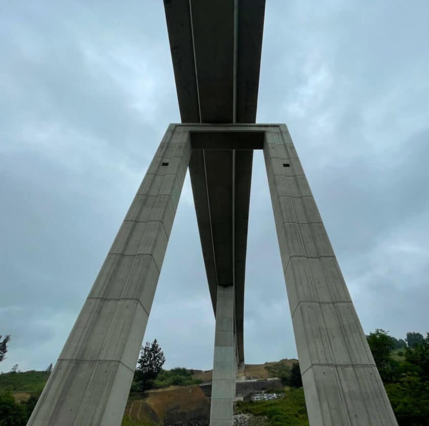 Viaducto con forma de "U invertida" © GONZALO OCHOA.