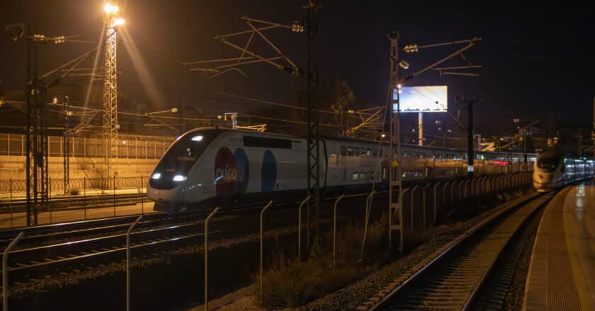 108-012 pasando por Málaga-Los Prados camino de María Zambrano durante su primer viaje de pruebas por Andalucía. © JOSÉ MANUEL GUERRERO