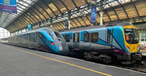 Dos trenes de TransPennine Express en la estación de Hull. RCSPRINTER123.