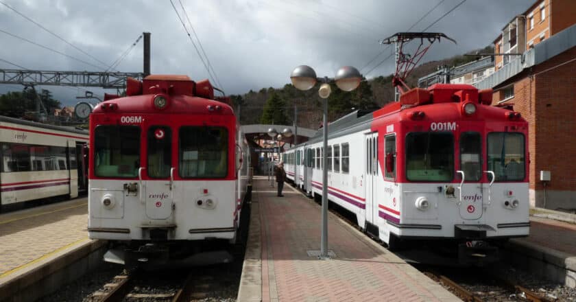 Dos unidades de la serie 442 de Renfe, exclusivas de la línea Cercedilla-Cotos, estacionadas en Cercedilla.SMILEY.TOERIST.