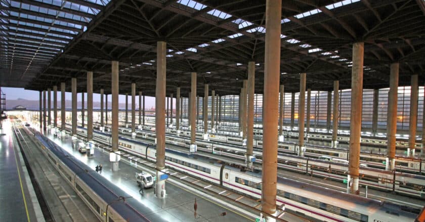 Interior de la estación de Madrid-Puerta de Atocha. CC BY SA LUIS GARCÍA (ZAQARBAL).