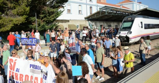 Manifestación en la estación de Cuenca antes de la salida del último Regional Cuenca-Aranjuez. MIGUEL BUSTOS.