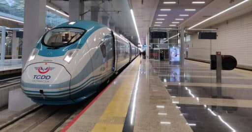 Tren de alta velocidad Siemens Velaro de TCCD en la estación de Ankara. BTIAN PAUL DORSAM.