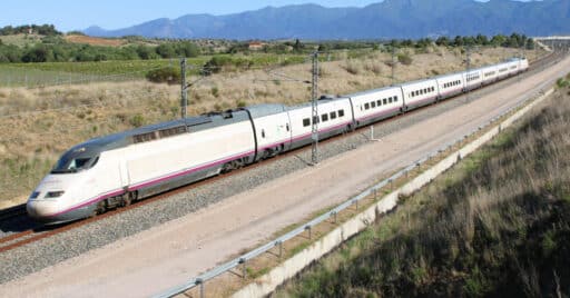 Tren de la serie 100 de Renfe circulando en territorio francés por la Línea Figueras Perpiñán. © KEVIN TABOADA.